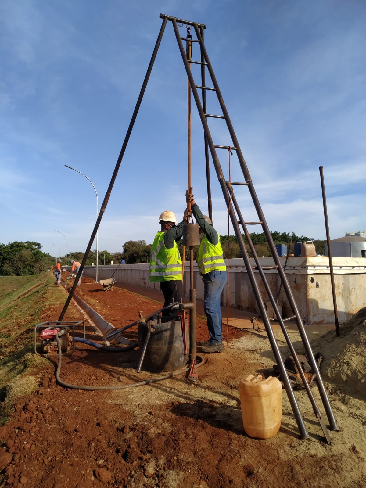 Equipe técnica realizando ensaio SPT - Sondabras
